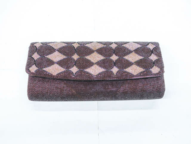 寸法　品質 素材：ビーズ ■サイズ バッグ 横　：約24cm 縦　：約10cm マチ：約3cm 色　：紫 ※リサイクル商品ですので、記載しております。 ※中古の商品だという点を御理解の上、ご購入くださいますようお願い申し上げます。 ※商品画像につきましては、パソコンの機種・モニターなどにより、現品と色の違いが出る場合があります。 ※詳細は商品画像にてご確認ください。 商品説明 　リサイクル商品のため、側面と内側に汚れがございますがご使用頂けると存じます。 撮影：村上　検品：北川　画像：野阪　入力：野阪【アイディーネットのリサイクル・アンティーク着物 茶道具】【着物】和装小物 アンティーク ビーズバッグ 23W-10110