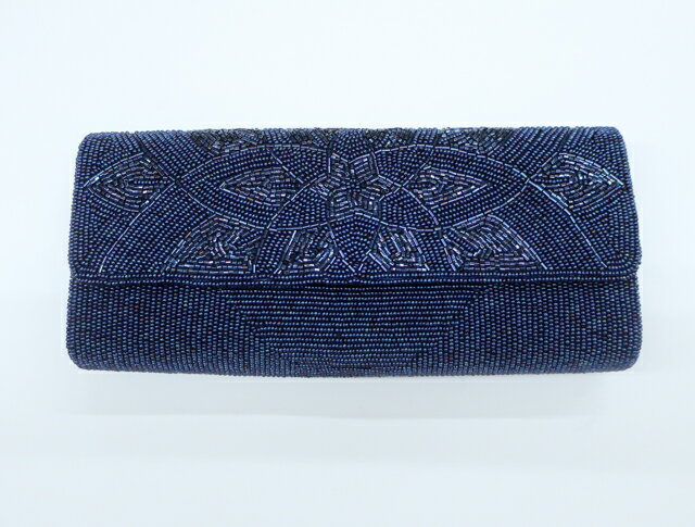 寸法　品質 素材： ビーズ ■サイズ 横　：約22cm 縦　：約10cm マチ：約3cm 色　：青色 ※リサイクル商品ですので、記載しております。 ※中古の商品だという点を御理解の上、ご購入くださいますようお願い申し上げます。 ※商品画像につきましては、パソコンの機種・モニターなどにより、現品と色の違いが出る場合があります。 ※詳細は商品画像にてご確認ください。 商品説明 　リサイクル商品ですので、内側に薄汚れがございますが、比較的着用可能です。 撮影：村上　検品：北川　画像：野阪　入力：岸邉【アイディーネットのリサイクル・アンティーク着物 茶道具】【着物】 アンティーク 和装小物 ビーズバッグ 23W-7125