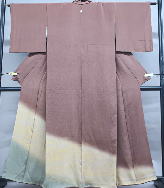寸法　品質 身丈:約162.5cm（肩から) 裄丈:約64.5cm 袖丈:約47cm 後幅:約30.5cm 前幅:約25cm ※リサイクル商品ですので、記載しております。 ※中古の商品だという点を御理解の上、ご入札くださいますようお願い申し上げます。 ※商品画像につきましては、パソコンの機種・モニターなどにより、現品と色の違いが出る場合があります。 ※詳細は商品画像にてご確認ください。 商品説明 リサイクル商品のため、裏地シワ、全体の所々に薄汚れがございますがご着用いただけると存じます。 地色は茶です。 1枚目の画像が近いお色かと思われます。 素材は正絹です。 撮影：北川　検品：村上　画像：野阪　入力：野阪【仕立て上がり 和服 アウトレット リサイクル着物 通販 アイディーネット きもの】【着物】色留袖 暈かし 流水文 ちりめん 一つ紋 身丈約162.5cm 裄丈約64.5cm 24Z-1885