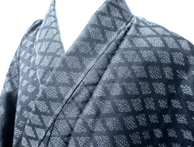 寸法　品質 身丈:約164.5cm（肩から) 裄丈:約64cm 袖丈:約49cm 後幅:約30.5cm 前幅:約28cm ※リサイクル商品ですので、記載しております。 ※中古の商品だという点を御理解の上、ご入札くださいますようお願い申し上げます。 ※商品画像につきましては、パソコンの機種・モニターなどにより、現品と色の違いが出る場合があります。 ※詳細は商品画像にてご確認ください。 商品説明 リサイクル商品のため胴裏・衿裏に汚れがございますが着用いただけると存じます。 地色は黒です。 1枚目の画像が近いお色かと思われます。 素材は正絹です。 撮影：藤好　検品：村上　画像：野阪　入力：野阪【アイディーネットのリサイクル・アンティーク着物 茶道具】【着物】紬 亀甲菱文 しつけ付き 身丈約164.5cm 裄丈約64cm 24Z-243