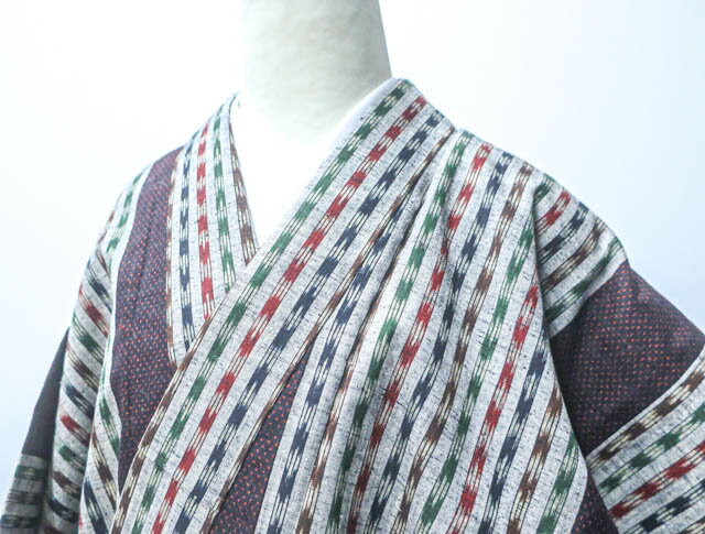 寸法　品質 身丈:約156.5cm（肩から) 裄丈:約63cm 袖丈:約49cm 後幅:約29cm 前幅:約23.5cm ※リサイクル商品ですので、記載しております。 ※中古の商品だという点を御理解の上、ご入札くださいますようお願い申し上げ...