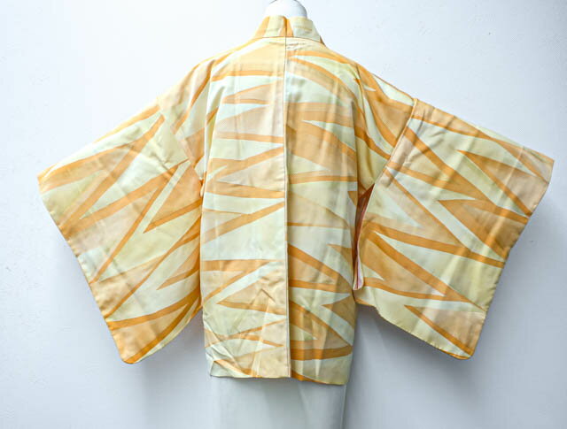 樂天商城 - 【中古】 リサイクル着物 羽織 幾何学文様 羽織紐付き 身丈約71cm 裄丈約63.5cm 24Z-774【リサイクル着物 着物羽織 和装羽織 着物カーディガン 和モダン 着物コート 羽織物 お出掛け 通販 アイディーネット きもの】IDnet