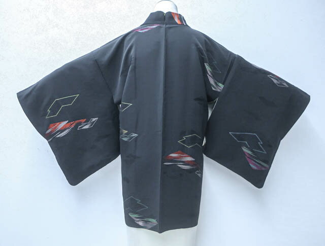 寸法　品質 身丈:約77cm（肩から) 裄丈:約63.5cm 袖丈:約43.5cm ※リサイクル商品ですので、記載しております。 ※中古の商品だという点を御理解の上、ご入札くださいますようお願い申し上げます。 ※商品画像につきましては、パソコンの機種・モニターなどにより、現品と色の違いが出る場合があります。 ※詳細は商品画像にてご確認ください。 商品説明 リサイクル商品のため、右後袖にシミがございますが着用可能なお品です。 地色は、黒色です。 1枚目の画像が近いお色かと思われます。 素材は正絹です。 撮影：北川　検品：小山　画像：野阪　入力：森脇【アイディーネットのリサイクル・アンティーク着物 茶道具】【着物】 黒羽織 金属糸 菱に花文様 羽織紐付き 身丈約77cm 裄丈約63.5cm 24Z-825