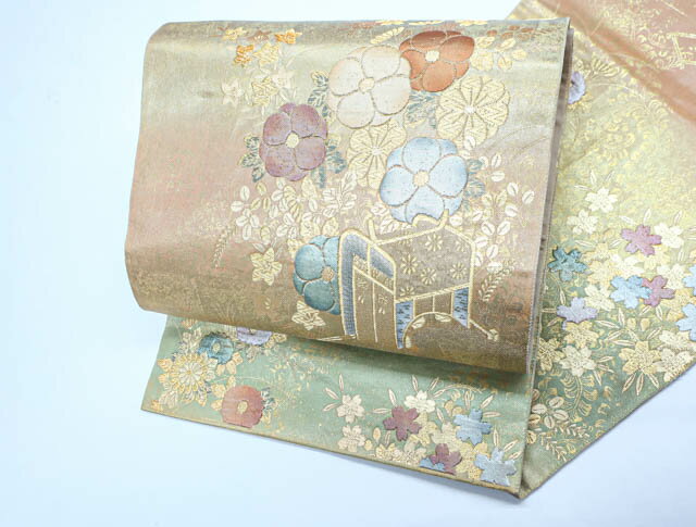 寸法　品質 幅　：約30.5cm 長さ：約432cm ※リサイクル商品ですので、記載しております。 ※中古の商品だという点を御理解の上、ご入札くださいますようお願い申し上げます。 ※商品画像につきましては、パソコンの機種・モニターなどにより、現品と色の違いが出る場合があります。 ※詳細は商品画像にてご確認ください。 商品説明 リサイクル商品のため、前柄から無地場に折れ山跡、裏地にシミがございます。 また、若干の使用感がございますが、着用可能なお品です。 地色は、金色×オレンジです。 1枚目の画像が近いお色かと思われます。 素材は正絹です。 撮影：北川　検品：小山　画像：野阪　入力：森脇【アイディーネットのリサイクル・アンティーク着物 茶道具】【着物】 袋帯 御所車に花文様 金糸 24B-343