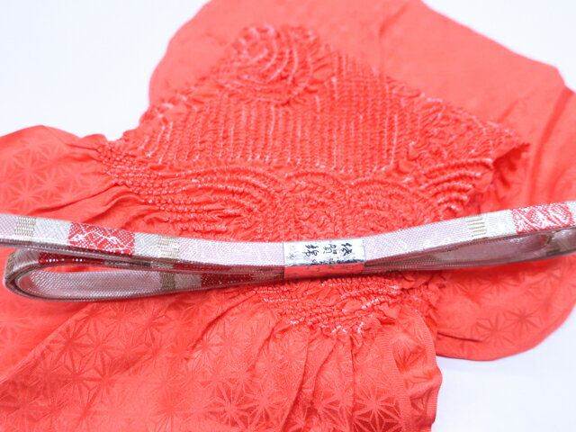 寸法　品質 素材：正絹 ■サイズ 帯揚げ 長さ：約125cm 幅　：約15.5cm 色　：濃いサーモンピンク 帯締め 長さ：約138cm（房含む） 幅　：約1cm 色　：薄ピンク ※リサイクル商品ですので、記載しております。 ※中古の商品だという点を御理解の上、ご購入くださいますようお願い申し上げます。 ※商品画像につきましては、パソコンの機種・モニターなどにより、現品と色の違いが出る場合があります。 ※詳細は商品画像にてご確認ください。 商品説明 リサイクル商品ですので、帯揚げにシボ伸びや耳部分に糸飛び出しがございますが、比較的綺麗な状態のお品物です。 撮影：昼田　検品：昼田　画像：森脇　入力：岸邉【アイディーネットのリサイクル・アンティーク着物 茶道具】【着物】 和装小物 帯締め 帯揚げ セット 帯締 帯揚 中抜き 絞り 平組 佐賀錦 23W-946