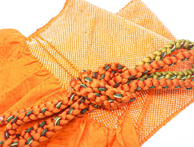 寸法　品質 素材：正絹■サイズ 帯揚げ 長さ：約125cm 幅　：約19cm 色　：オレンジ 帯締め 長さ：約178cm（房含む） 色　：オレンジ・黄土 ※リサイクル商品ですので、記載しております。 ※中古の商品だという点を御理解の上、ご購入くださいますようお願い申し上げます。 ※商品画像につきましては、パソコンの機種・モニターなどにより、現品と色の違いが出る場合があります。 ※詳細は商品画像にてご確認ください。 商品説明 リサイクル商品のため帯揚げの端に線汚れがございますがご使用頂けると存じます。 撮影：村上　検品：村上　画像：野阪　入力：野阪【アイディーネットのリサイクル・アンティーク着物 茶道具】【着物】和装小物 帯揚げ帯締めセット 帯揚 帯締 振袖用 総絞り 組紐 金糸 24W-286