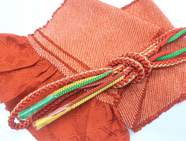 寸法　品質 素材：正絹■サイズ 帯揚げ 長さ：約130cm 幅　：約19cm 色　：赤茶色 帯締め 長さ：約170cm（房含む） 色　：赤茶色 ※リサイクル商品ですので、記載しております。 ※中古の商品だという点を御理解の上、ご購入くださいますようお願い申し上げます。 ※商品画像につきましては、パソコンの機種・モニターなどにより、現品と色の違いが出る場合があります。 ※詳細は商品画像にてご確認ください。 商品説明 リサイクル商品としては綺麗な状態のお品物です。 撮影：北川　検品：北川　画像：野阪　入力：森脇【アイディーネットのリサイクル・アンティーク着物 茶道具】【着物】 和装小物 帯締め 帯揚げ セット 帯締 帯揚 振袖用 総絞り 丸組 金糸 24W-2536