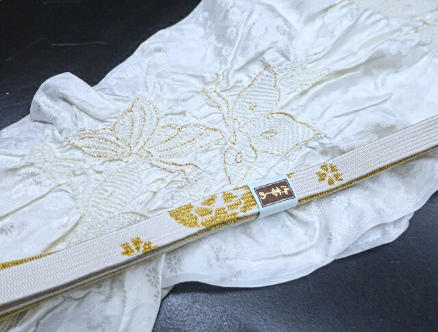 寸法　品質 素材：正絹■サイズ 帯揚げ 長さ：約140cm 幅　：約22cm 色　：アイボリー 帯締め 長さ：約160cm（房含む） 色　：アイボリー ※リサイクル商品ですので、記載しております。 ※中古の商品だという点を御理解の上、ご購入くださいますようお願い申し上げます。 ※商品画像につきましては、パソコンの機種・モニターなどにより、現品と色の違いが出る場合があります。 ※詳細は商品画像にてご確認ください。 商品説明 リサイクル商品のため帯揚げの耳にシミがございますがご使用頂けると存じます。 撮影：村上　検品：村上　画像：森脇　入力：野阪【アイディーネットのリサイクル・アンティーク着物 茶道具】【着物】和装小物 帯揚げ帯締めセット 帯揚 帯締 礼装用 絞り 蝶文 高麗組 金糸 24W-2654