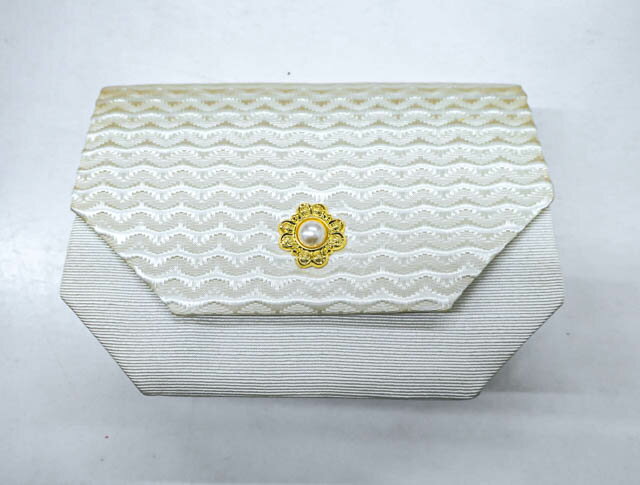 寸法　品質 素材：イミテーションパール ■サイズ 横　：約20.5cm 縦　：約14.5cm マチ：約5.5cm 色　：アイボリー ※リサイクル商品ですので、記載しております。 ※中古の商品だという点を御理解の上、ご購入くださいますようお願...