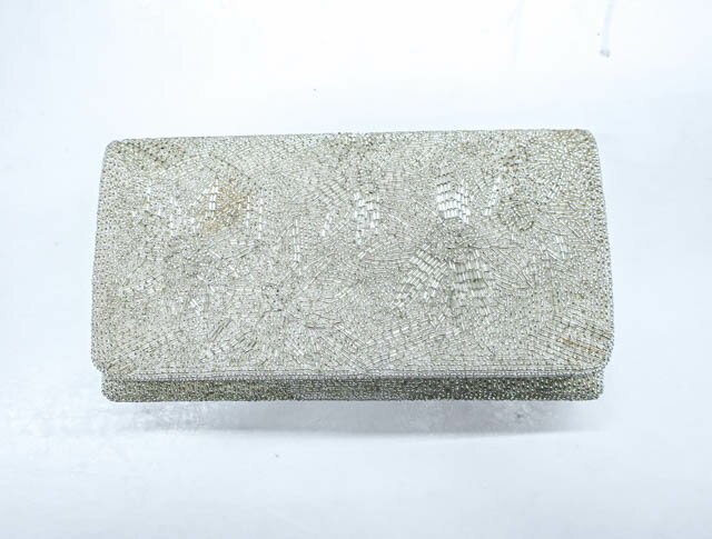 寸法　品質 素材：ビーズ ■サイズ バッグ 横　：約21cm 縦　：約12cm マチ：約3cm 色　：シルバー ※リサイクル商品ですので、記載しております。 ※中古の商品だという点を御理解の上、ご購入くださいますようお願い申し上げます。 ※商品画像につきましては、パソコンの機種・モニターなどにより、現品と色の違いが出る場合があります。 ※詳細は商品画像にてご確認ください。 商品説明 　リサイクル商品ですので、中薄汚れがございますがご使用頂けると存じます。 撮影・検品：北川　画像：野阪　入力：松田【アイディーネットのリサイクル・アンティーク着物 茶道具】【着物】和装小物 ビーズバッグ　花柄　24W-2071