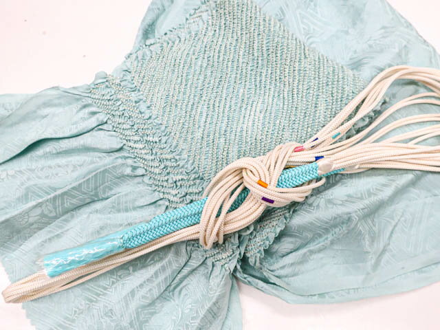 寸法　品質 素材：正絹 ■サイズ 帯揚げ 長さ：約118cm 幅　：約28cm 色　：灰水色 帯締め 長さ：約150cm（房含む） 色　：アイボリー　水色 ※リサイクル商品ですので、記載しております。 ※中古の商品だという点を御理解の上、ご...