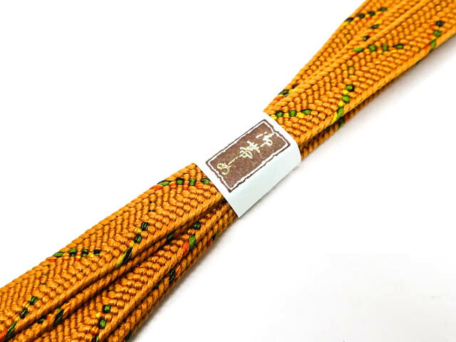 寸法　品質 素材：正絹 地色：黄土 ■サイズ 長さ：約156cm（房含む） ※リサイクル商品ですので、記載しております。 ※中古の商品だという点を御理解の上、ご入札くださいますようお願い申し上げます。 ※商品画像につきましては、パソコンの機種・モニターなどにより、現品と色の違いが出る場合があります。 ※詳細は商品画像にてご確認ください。 商品説明 リサイクル商品としては、良い状態のお品です。 撮影：北川　検品：北川　画像：野阪　入力：松田【アイディーネットのリサイクル・アンティーク着物 茶道具】【着物】和装小物　帯締め　平組　24w-7053