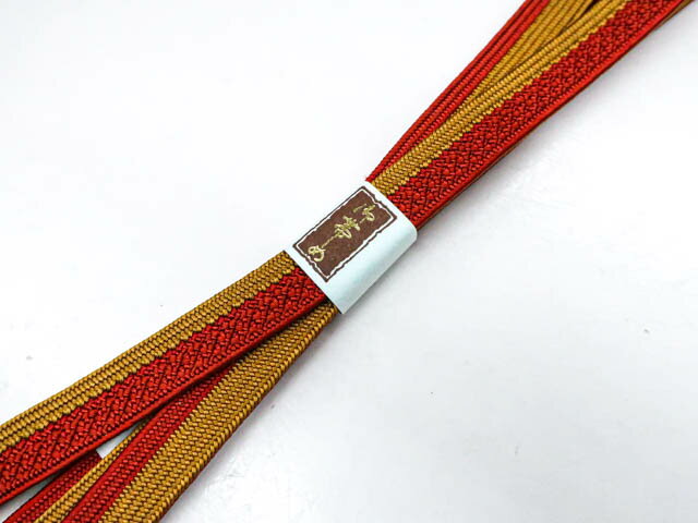 寸法　品質 素材：正絹 地色：赤茶　黄土 ■サイズ 長さ：約160cm（房含む） ※リサイクル商品ですので、記載しております。 ※中古の商品だという点を御理解の上、ご入札くださいますようお願い申し上げます。 ※商品画像につきましては、パソコンの機種・モニターなどにより、現品と色の違いが出る場合があります。 ※詳細は商品画像にてご確認ください。 商品説明 リサイクル商品としては、良い状態のお品です。 撮影：北川　検品：北川　画像：野阪　入力：塩見【アイディーネットのリサイクル・アンティーク着物 茶道具】【着物】 和装小物 帯締め　平組 手組　24w-7841