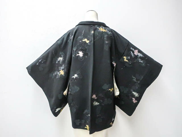 【中古】 リサイクル着物 黒羽織 一つ紋 縫い取り 霞文 羽織紐付き 24z-3529【リサイクル】IDnet