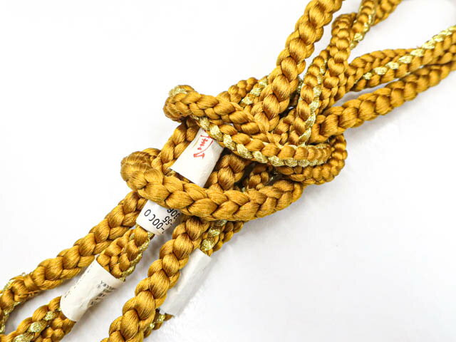 寸法　品質 素材：正絹 地色：黄土 ■サイズ 長さ：約164cm（房含む） ※リサイクル商品ですので、記載しております。 ※中古の商品だという点を御理解の上、ご入札くださいますようお願い申し上げます。 ※商品画像につきましては、パソコンの機種・モニターなどにより、現品と色の違いが出る場合があります。 ※詳細は商品画像にてご確認ください。 商品説明 リサイクル商品としては、良い状態のお品です。 撮影：北川　検品:北川　画像：野阪　入力：松田【アイディーネットのリサイクル・アンティーク着物 茶道具】【着物】和装小物　帯締め　振袖用　丸組　金糸　24w-9021