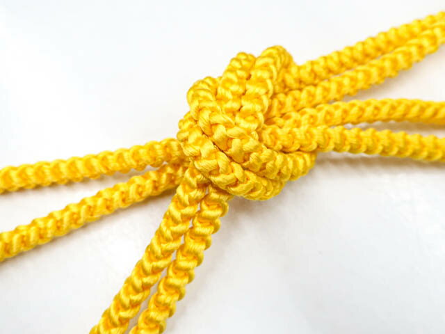 寸法　品質 素材：正絹 地色：山吹色 ■サイズ 長さ：約156cm（房含む） ※リサイクル商品ですので、記載しております。 ※中古の商品だという点を御理解の上、ご入札くださいますようお願い申し上げます。 ※商品画像につきましては、パソコンの機種・モニターなどにより、現品と色の違いが出る場合があります。 ※詳細は商品画像にてご確認ください。 商品説明 リサイクル商品のため、房広がりや毛羽立ちがございますが、ご使用可能なお品です。 撮影：北川　検品：小山 画像：野阪　入力：森脇【アイディーネットのリサイクル・アンティーク着物 茶道具】【着物】 和装小物 帯締め 帯締 丸組 24w-9083