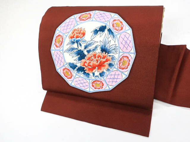 寸法　品質 太鼓部分長さ:約115cm 太鼓部分幅:約30.5cm 前部分長さ:約236cm 前部分幅:約15cm ※リサイクル商品ですので、記載しております。 ※中古の商品だという点を御理解の上、ご入札くださいますようお願い申し上げます。 ※商品画像につきましては、パソコンの機種・モニターなどにより、現品と色の違いが出る場合があります。 ※詳細は商品画像にてご確認ください。 商品説明 リサイクル商品のため、色ムラがございますが、ご着用可能なお品です。 地色は、赤茶色です。 1枚目の画像が近いお色かと思われます。 素材は正絹です。 撮影：小山 検品：長谷川 画像：野阪　入力：森脇　【アイディーネットのリサイクル・アンティーク着物 茶道具】【着物】 九寸名古屋帯 お太鼓柄 紬織 花丸文 24b-2477