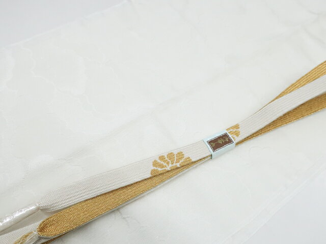 寸法　品質 素材：正絹 ■サイズ 帯揚げ 長さ：約176cm 幅　：約28cm(端部分) 色　：アイボリー 帯締め 長さ：約156cm（房含む） 色　：アイボリー ※リサイクル商品ですので、記載しております。 ※中古の商品だという点を御理解の上、ご入札くださいますようお願い申し上げます。 ※商品画像につきましては、パソコンの機種・モニターなどにより、現品と色の違いが出る場合があります。 ※詳細は商品画像にてご確認ください。 商品説明 リサイクル商品のため、帯揚げに着用じわとしみがございますが、ご使用頂けると存じます。 撮影：昼田　検品:北川　画像：森脇　入力：松田【アイディーネットのリサイクル・アンティーク着物 茶道具】【着物】和装小物　帯締め帯揚げセット 礼装用　高麗組　金糸　雲文　24w-10544