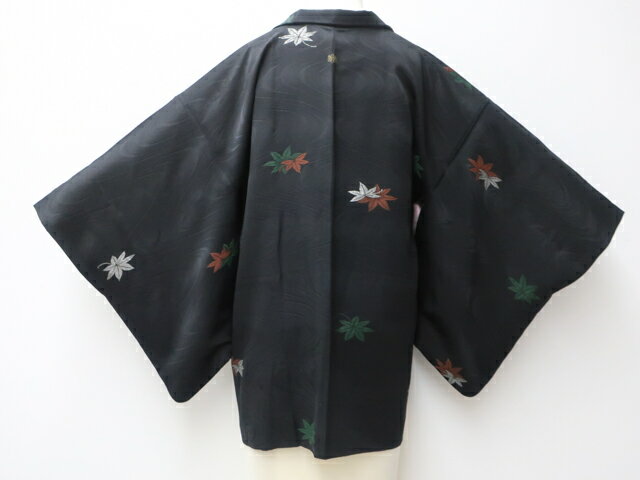 【中古】 リサイクル着物 黒羽織 うるし 楓文 縫い紋 紐付き 24z-4685【リサイクル着物 着物羽織 和装羽織 着物カーディガン 和モダン 着物コート 羽織物 お出掛け】IDnet