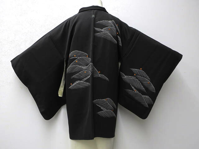 寸法　品質 身丈:約79.5cm（肩から) 裄丈:約64.5cm 袖丈:約49cm ※リサイクル商品ですので、記載しております。 ※中古の商品だという点を御理解の上、ご入札くださいますようお願い申し上げます。 ※商品画像につきましては、パソコンの機種・モニターなどにより、現品と色の違いが出る場合があります。 ※詳細は商品画像にてご確認ください。 商品説明 リサイクル商品のため、薄やけと羽裏にしみがございますが着用可能なお品です。 地色は　黒　です。 1枚目の画像が近いお色かと思われます。 素材は正絹です。 撮影：北川　検品：小山　画像：松田　入力：松田【アイディーネットのリサイクル・アンティーク着物 茶道具】【着物】黒羽織　一つ紋　葉文　銀糸　羽織紐付き　身丈約79.5cm　裄丈約64.5cm　24z-4902