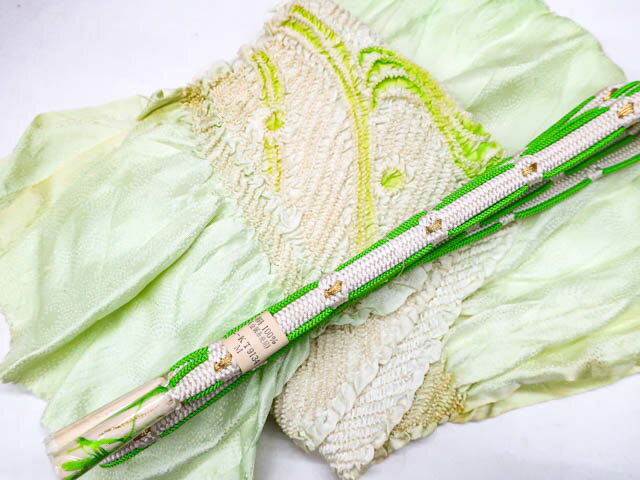 寸法　品質 素材：正絹 ■サイズ 帯揚げ 長さ：約116cm 幅　：約30cm(端部分) 色　：黄緑 帯締め 長さ：約156cm（房含む） 色　黄緑： ※リサイクル商品ですので、記載しております。 ※中古の商品だという点を御理解の上、ご入札くださいますようお願い申し上げます。 ※商品画像につきましては、パソコンの機種・モニターなどにより、現品と色の違いが出る場合があります。 ※詳細は商品画像にてご確認ください。 商品説明 リサイクル商品のため、帯揚げにしみがございますが、ご使用頂けると存じます。 撮影：北川　検品：小山　画像：野阪　入力：松田【アイディーネットのリサイクル・アンティーク着物 茶道具】【着物】和装小物　帯締め帯揚げセット　平組　金糸　中抜き絞り　24w-11854