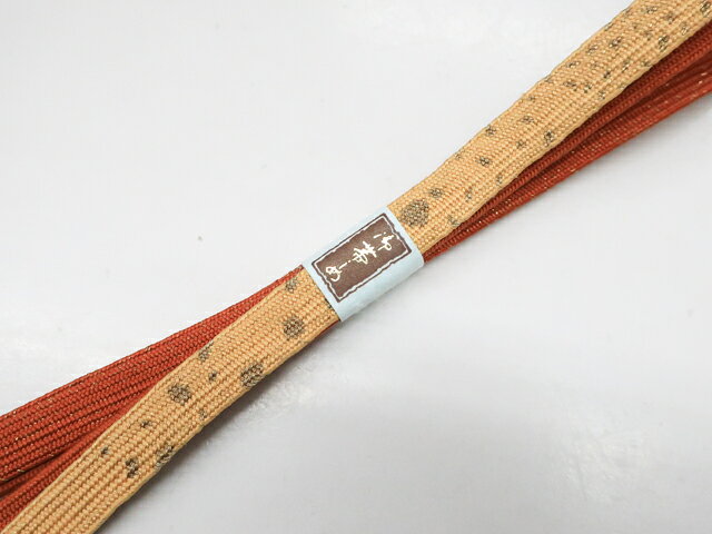 寸法　品質 素材：正絹 地色：薄黄土・赤茶 ■サイズ 長さ：約160cm（房含む） ※リサイクル商品ですので、記載しております。 ※中古の商品だという点を御理解の上、ご入札くださいますようお願い申し上げます。 ※商品画像につきましては、パソコンの機種・モニターなどにより、現品と色の違いが出る場合があります。 ※詳細は商品画像にてご確認ください。 商品説明 リサイクル商品としては、良い状態のお品です。 撮影：小山　検品：小山　画像：森脇　入力：松田【アイディーネットのリサイクル・アンティーク着物 茶道具】【着物】和装小物　帯締め　高麗組　金糸　24w-12010
