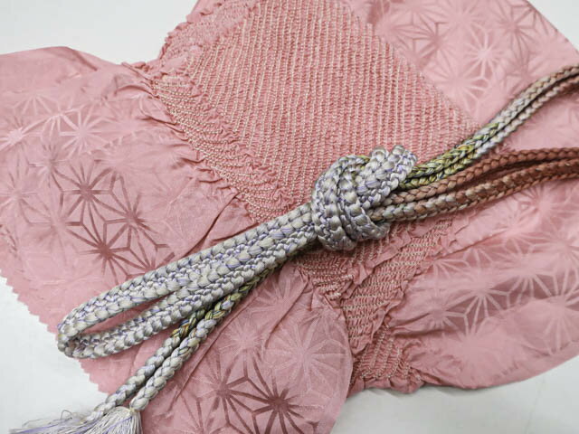 寸法　品質 素材：正絹 ■サイズ 帯揚げ 長さ：約124cm 幅　：約29cm(端部分) 色　：ピンク 帯締め 長さ：約160cm（房含む） 色　：赤紫・薄灰 ※リサイクル商品ですので、記載しております。 ※中古の商品だという点を御理解の上...