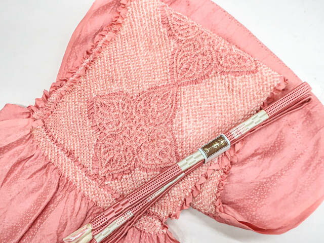 寸法　品質 素材：正絹 ■サイズ 帯揚げ 長さ：約130cm 幅　：約30cm(端部分) 色　：薄赤紫 帯締め 長さ：約150cm（房含む） 色　：薄赤紫 ※リサイクル商品ですので、記載しております。 ※中古の商品だという点を御理解の上、ご入札くださいますようお願い申し上げます。 ※商品画像につきましては、パソコンの機種・モニターなどにより、現品と色の違いが出る場合があります。 ※詳細は商品画像にてご確認ください。 商品説明 リサイクル商品としては綺麗な状態のお品物です。 撮影：藤好　検品：北川　画像：野阪　入力：松田【アイディーネットのリサイクル・アンティーク着物 茶道具】【着物】和装小物　帯締め帯揚げセット　平組　中抜き絞り　25w01-53