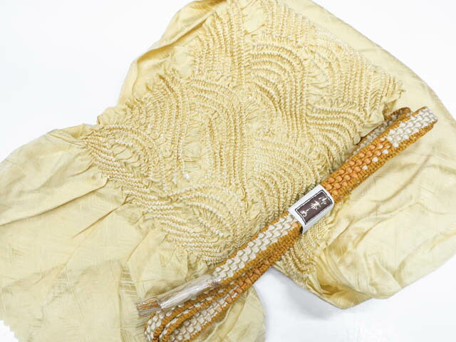 寸法　品質 素材：正絹 ■サイズ 帯揚げ 長さ：約128cm 幅　：約27.5cm(端部分) 色　：くすみ黄 帯締め 長さ：約146cm（房含む） 色　：薄黄・黄土 ※リサイクル商品ですので、記載しております。 ※中古の商品だという点を御理解の上、ご入札くださいますようお願い申し上げます。 ※商品画像につきましては、パソコンの機種・モニターなどにより、現品と色の違いが出る場合があります。 ※詳細は商品画像にてご確認ください。 商品説明 リサイクル商品としては綺麗な状態のお品物です。 撮影：藤好　検品：北川　画像：野阪　入力：松田【アイディーネットのリサイクル・アンティーク着物 茶道具】【着物】和装小物　帯締め帯揚げセット　平組　中抜き絞り　25w01-63