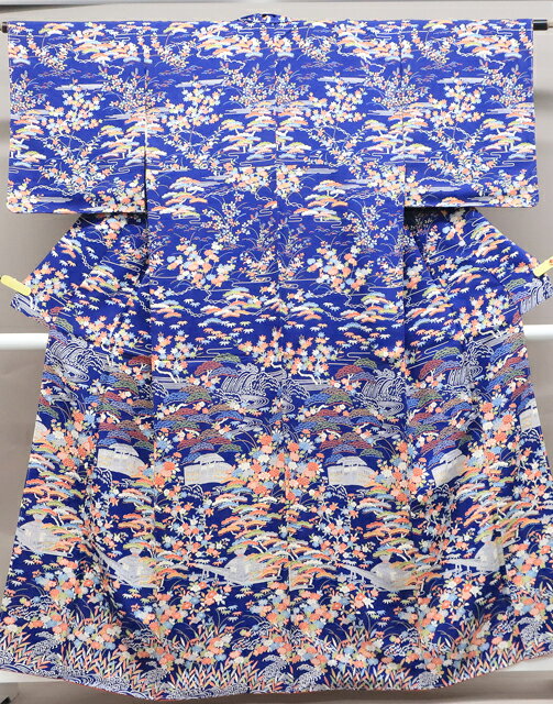 寸法　品質 身丈:約159cm（肩から) 裄丈:約64cm 袖丈:約48.5cm 後幅:約30cm 前幅:約23cm ※リサイクル商品ですので、記載しております。 ※中古の商品だという点を御理解の上、ご入札くださいますようお願い申し上げます。 ※商品画像につきましては、パソコンの機種・モニターなどにより、現品と色の違いが出る場合があります。 ※詳細は商品画像にてご確認ください。 商品説明 リサイクル商品のため、裏表全体にしみがございます。柄部分に白い薄しみがございますが着用可能なお品です。 地色は　紺です。 1枚目の画像が近いお色かと思われます。 素材は正絹です。 撮影：北川　検品：昼田　画像：森脇　入力：松田【アイディーネットのリサイクル・アンティーク着物 茶道具】【着物】絵羽小紋　建屋に草花文　しつけ付　身丈約159cm　裄丈約64cm　25z01-150