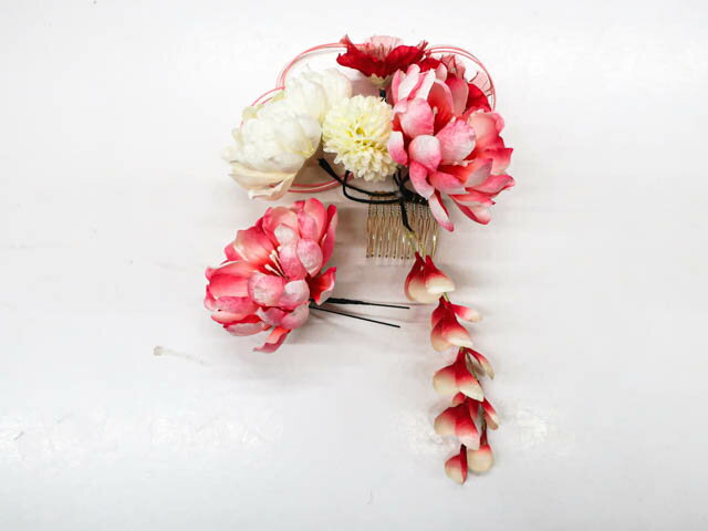 寸法　品質 素材：化繊 地色：赤・ピンク・白 ■サイズ 大：約9×13cm 小：約9×8cm ※リサイクル商品ですので、記載しております。 ※中古の商品だという点を御理解の上、ご入札くださいますようお願い申し上げます。 ※商品画像につきましては、パソコンの機種・モニターなどにより、現品と色の違いが出る場合があります。 ※詳細は商品画像にてご確認ください。 商品説明 リサイクル商品ではございますが、良い状態のお品です。 撮影：小山　検品：昼田　画像：佐々木　入力：塩見【アイディーネットのリサイクル・アンティーク着物 茶道具】【着物】和装小物　髪飾り 花飾り　2点セット　25w01-668