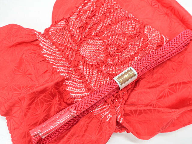 寸法　品質 素材：正絹 ■サイズ 帯揚げ 長さ：約126cm 幅　：約30cm(端部分) 色　：ピンク系の赤 帯締め 長さ：約150cm（房含む） 色　：濃いピンク ※リサイクル商品ですので、記載しております。 ※中古の商品だという点を御理解の上、ご入札くださいますようお願い申し上げます。 ※商品画像につきましては、パソコンの機種・モニターなどにより、現品と色の違いが出る場合があります。 ※詳細は商品画像にてご確認ください。 商品説明 リサイクル商品としては綺麗な状態のお品物です。 撮影：北川　検品:北川　画像：野阪　入力：松田【アイディーネットのリサイクル・アンティーク着物 茶道具】【着物】和装小物　帯締め帯揚げセット　中抜き絞り　平組　25w01-867