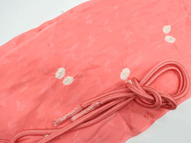 寸法　品質 素材：正絹 ■サイズ 帯揚げ 色　：くすみピンク 帯締め 長さ：M サイズ 色　：くすみピンク ◆帯締め Mサイズ・・約145cm以上◆ ◆帯締め Lサイズ・・約180cm以上◆ ◆帯揚げ ・・生地幅 約28cm以上◆ 　　　　　 ※リサイクル商品ですので、記載しております。 ※中古の商品だという点を御理解の上、ご入札くださいますようお願い申し上げます。 ※商品画像につきましては、パソコンの機種・モニターなどにより、現品と色の違いが出る場合があります。 ※詳細は商品画像にてご確認ください。 商品説明 リサイクル商品としては綺麗な状態のお品物です。 撮影：藤好　検品:昼田　画像：森脇　入力：松田【アイディーネットのリサイクル・アンティーク着物 茶道具】【着物】和装小物　帯び締め帯揚げセット　角組　絞り　25w01-1671