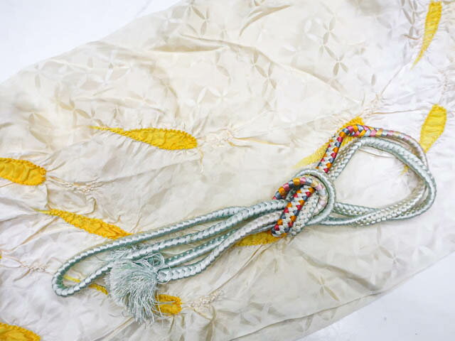 寸法　品質 素材：正絹 ■サイズ 帯揚げ 色　：薄黄 帯締め 長さ：M サイズ 色　：水 ◆帯締め Mサイズ・・約145cm以上◆ ◆帯締め Lサイズ・・約180cm以上◆ ◆帯揚げ ・・生地幅 約28cm以上◆ ※リサイクル商品ですので、記載しております。 ※中古の商品だという点を御理解の上、ご入札くださいますようお願い申し上げます。 ※商品画像につきましては、パソコンの機種・モニターなどにより、現品と色の違いが出る場合があります。 ※詳細は商品画像にてご確認ください。 商品説明 リサイクル商品のため、帯揚げの所々にしみと帯締めに糸飛び出しとくすみ、房広がりがございますが、ご使用頂けると存じます。 撮影：藤好　検品:小山　画像：森脇　入力：松田【アイディーネットのリサイクル・アンティーク着物 茶道具】【着物】和装小物　帯び締め帯揚げセット　平組　25w01-1673