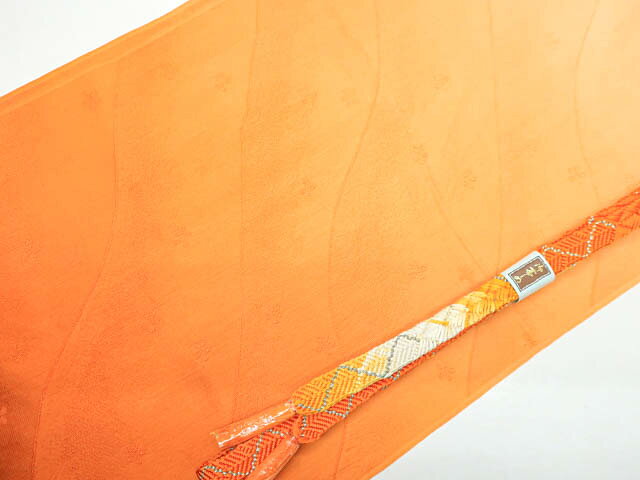 寸法　品質 素材：正絹 ■サイズ 帯揚げ 色　：オレンジ 帯締め 長さ：M サイズ 色　：オレンジ ◆帯締め Mサイズ・・約145cm以上◆ ◆帯締め Lサイズ・・約180cm以上◆ ◆帯揚げ ・・生地幅 約28cm以上◆ 　　　　　 ※リサイクル商品ですので、記載しております。 ※中古の商品だという点を御理解の上、ご入札くださいますようお願い申し上げます。 ※商品画像につきましては、パソコンの機種・モニターなどにより、現品と色の違いが出る場合があります。 ※詳細は商品画像にてご確認ください。 商品説明 リサイクル商品としては綺麗な状態のお品物です。 撮影：藤好　検品：北川　画像：野阪　入力：塩見【アイディーネットのリサイクル・アンティーク着物 茶道具】【着物】和装小物　帯締め帯揚げセット　グラデーション　平組　金糸　25w01-1683