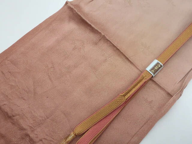 寸法　品質 素材：正絹 ■サイズ 帯揚げ 色　：くすみ赤紫 帯締め 長さ：M サイズ 色　：くすみピンク・黄土 ◆帯締め Mサイズ・・約145cm以上◆ ◆帯締め Lサイズ・・約180cm以上◆ ◆帯揚げ ・・生地幅 約28cm以上◆ 　　　　　 ※リサイクル商品ですので、記載しております。 ※中古の商品だという点を御理解の上、ご入札くださいますようお願い申し上げます。 ※商品画像につきましては、パソコンの機種・モニターなどにより、現品と色の違いが出る場合があります。 ※詳細は商品画像にてご確認ください。 商品説明 リサイクル商品でございますので帯揚げにしわがございますがご使用いただけるかと存じます。 撮影：藤好　検品:北川　画像:野阪　入力：松田【アイディーネットのリサイクル・アンティーク着物 茶道具】【着物】和装小物　帯締め帯揚げセット　高麗組　金糸　25w02-2866