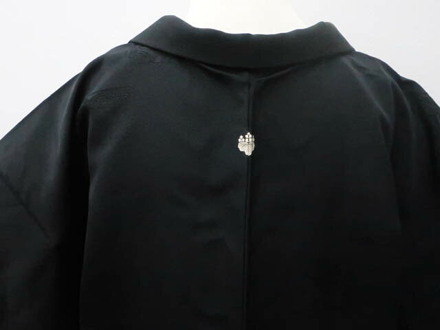 最大88%OFF【中古】 リサイクル着物 黒羽織 一つ紋 地紋入り 羽織り紐付き 身丈約76.5cm 裄丈約63cm 25z03-1155【リサイクル着物 着物羽織 和装羽織 着物カーディガン 和モダン 着物コート 羽織物 お出掛け きもの】IDnet