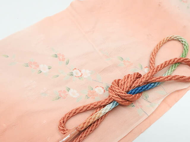 寸法　品質 素材：正絹 ■サイズ 帯揚げ 色　：くすみピンク 帯締め 長さ：M サイズ 色　：くすみ濃ピンク　青　緑 ◆帯締め Mサイズ・・約145cm以上◆ ◆帯締め Lサイズ・・約180cm以上◆ ◆帯揚げ ・・生地幅 約28cm以上◆ 　　　　　 ※リサイクル商品ですので、記載しております。 ※中古の商品だという点を御理解の上、ご入札くださいますようお願い申し上げます。 ※商品画像につきましては、パソコンの機種・モニターなどにより、現品と色の違いが出る場合があります。 ※詳細は商品画像にてご確認ください。 商品説明 リサイクル商品としては綺麗な状態のお品物です。 撮影：昼田　検品：北川　画像：森脇　入力：塩見【アイディーネットのリサイクル・アンティーク着物 茶道具】【着物】和装小物　帯締め帯揚げセット　帯締　帯揚　暈し　花文　丸組　25w03-3565
