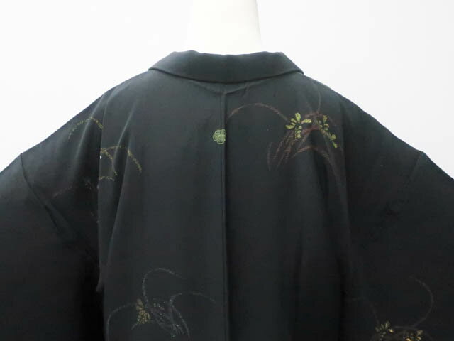 最大88%OFF【中古】 リサイクル着物 黒羽織 縫い紋 縫い取り 草花文 羽織り紐付き 身丈約80.5cm 裄丈約64cm 25z03-1237【リサイクル着物 着物羽織 和装羽織 着物カーディガン 和モダン 着物コート 羽織物 お出掛け きもの】IDnet