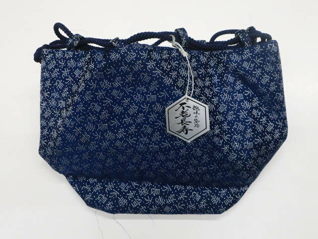 寸法　品質 ■サイズ 横　：約23.5cm 縦　：約15cm マチ：約12cm 色　：紺 ※リサイクル商品ですので、記載しております。 ※中古の商品だという点を御理解の上、ご入札くださいますようお願い申し上げます。 ※商品画像につきましては、パソコンの機種・モニターなどにより、現品と色の違いが出る場合があります。 ※詳細は商品画像にてご確認ください。 商品説明 リサイクル商品ですので、底汚れと糸飛び出しがございますがご使用頂けると存じます。 撮影：北川　検品：昼田　画像：松田　入力：松田【アイディーネットのリサイクル・アンティーク着物 茶道具】【着物】和装小物　巾着バッグ　25w03-3653