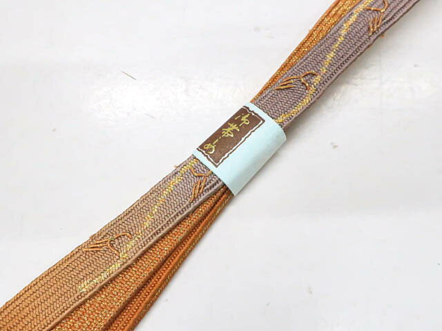 寸法　品質 素材：正絹 地色：薄茶・灰紫 ■サイズ 長さ：M サイズ ◆帯締め Mサイズ・・約145cm以上◆ ◆帯締め Lサイズ・・約180cm以上◆ 　　　　　 ※リサイクル商品ですので、記載しております。 ※中古の商品だという点を御理解の上、ご入札くださいますようお願い申し上げます。 ※商品画像につきましては、パソコンの機種・モニターなどにより、現品と色の違いが出る場合があります。 ※詳細は商品画像にてご確認ください。 商品説明 リサイクル商品としては、良い状態のお品です。 撮影：北川　検品：北川　画像：野阪　入力：松田【アイディーネットのリサイクル・アンティーク着物 茶道具】【着物】和装小物　帯締め　高麗組　金糸　帯締　　25w04-4680