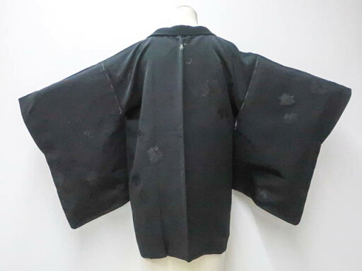 【中古】 リサイクル着物 黒羽織 一つ紋 つる草地紋 しつけ付 羽織り紐別売り 身丈約75.5cm 裄丈約61.5cm r7z04-252【リサイクル】IDnet 【中古】 リサイクル着物 黒羽織 一つ紋 つる草地紋 しつけ付 羽織り紐別売り 身丈約75.5cm 裄丈約61.5cm r7z04-252【リサイクル】IDnet
