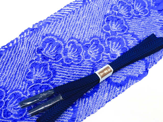 寸法　品質 素材：正絹 ■サイズ 帯揚げ 色　：青紫色 帯締め 長さ：M サイズ 色　：紺色 ◆帯締め Mサイズ・・約145cm以上◆ ◆帯締め Lサイズ・・約180cm以上◆ ◆帯揚げ ・・生地幅 約28cm以上◆ ※リサイクル商品ですので、記載しております。 ※中古の商品だという点を御理解の上、ご入札くださいますようお願い申し上げます。 ※商品画像につきましては、パソコンの機種・モニターなどにより、現品と色の違いが出る場合があります。 ※詳細は商品画像にてご確認ください。 商品説明 リサイクル商品のため、帯揚げにシボ伸び、点シミがございますが、ご使用頂けると存じます。 撮影：藤好 検品：北川 画像：野阪 入力：森脇【アイディーネットのリサイクル・アンティーク着物 茶道具】【着物】 和装小物 帯締め 帯揚げ セット 帯締 帯揚 中抜き絞り 平組 25w04-5731