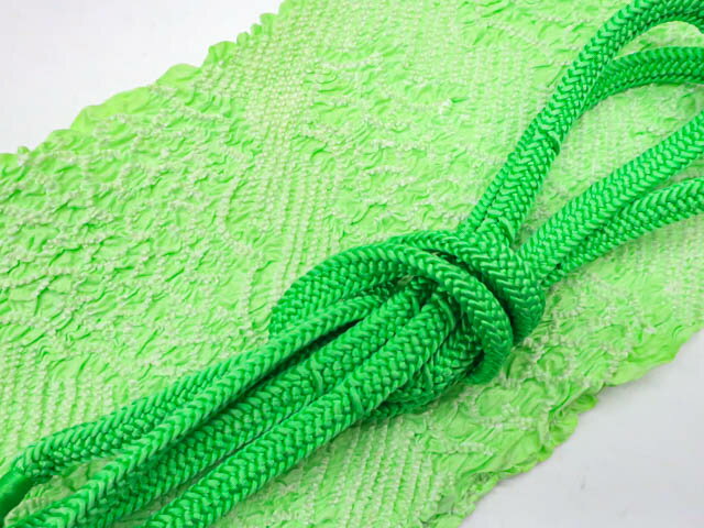 寸法　品質 素材：正絹 ■サイズ 帯揚げ 色　：黄緑 帯締め 長さ：M サイズ 色　：緑 ◆帯締め Mサイズ・・約145cm以上◆ ◆帯締め Lサイズ・・約180cm以上◆ ◆帯揚げ ・・生地幅 約28cm以上◆ 　　　　　 ※リサイクル商品ですので、記載しております。 ※中古の商品だという点を御理解の上、ご入札くださいますようお願い申し上げます。 ※商品画像につきましては、パソコンの機種・モニターなどにより、現品と色の違いが出る場合があります。 ※詳細は商品画像にてご確認ください。 商品説明 中抜きに小さいシミがございますが、リサイクル商品としては綺麗な状態のお品物です。 撮影：昼田　検品：北川　画像：野阪　入力：高坪【アイディーネットのリサイクル・アンティーク着物 茶道具】【着物】 和装小物 帯締め 帯揚げ セット 帯締 帯揚 角組 中抜き 25w04-5839