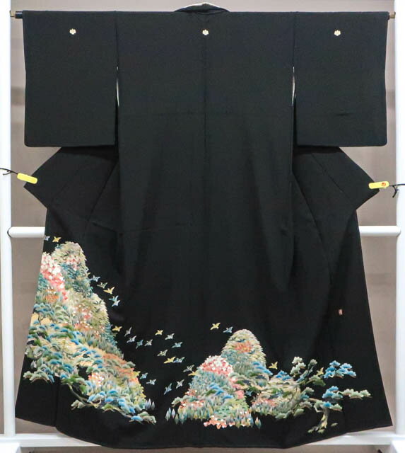 Kurotome - 最大88%OFF【中古】 リサイクル着物 黒留袖 五つ紋 遠山に松梅文 比翼仕立て 作家 落款入り 身丈約156.5cm 裄丈約64cm 25z04-2195[リサイクル着物 黒留 結婚式 礼装 母 正装 きもの]IDnet