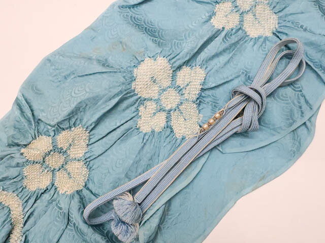寸法　品質 素材：正絹 ■サイズ 帯揚げ 色　：灰水 帯締め 長さ：約142cm 色　：灰水 ◆帯揚げ ・・生地幅 約28cm以上◆ ※リサイクル商品ですので、記載しております。 ※中古の商品だという点を御理解の上、ご入札くださいますようお願い申し上げます。 ※商品画像につきましては、パソコンの機種・モニターなどにより、現品と色の違いが出る場合があります。 ※詳細は商品画像にてご確認ください。 商品説明 リサイクル商品のため、帯揚げ帯締めに薄汚れがございますが、ご使用頂けると存じます。 撮影：北川　検品：北川　画像：松田　入力：松田　【アイディーネットのリサイクル・アンティーク着物 茶道具】【着物】和装小物 帯締め帯揚げセット 平組 絞り 飾付 帯締 帯揚 25w06-7203