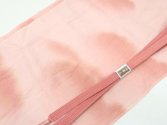 寸法　品質 素材：正絹 ■サイズ 帯揚げ 色　：くすみピンク 帯締め 長さ：M サイズ 色　：くすみピンク ◆帯締め Mサイズ・・約145cm以上◆ ◆帯締め Lサイズ・・約180cm以上◆ ◆帯揚げ ・・生地幅 約28cm以上◆ ※リサイクル商品ですので、記載しております。 ※中古の商品だという点を御理解の上、ご入札くださいますようお願い申し上げます。 ※商品画像につきましては、パソコンの機種・モニターなどにより、現品と色の違いが出る場合があります。 ※詳細は商品画像にてご確認ください。 商品説明 リサイクル商品のため、帯揚げの耳に色抜けがございますが、ご使用頂けると存じます。 撮影：昼田　検品：昼田　画像：森脇　入力：野阪【アイディーネットのリサイクル・アンティーク着物 茶道具】【着物】和装小物 帯揚げ帯締めセット 帯揚 帯締 暈し 雲取文 笹浪組 25w06-7764