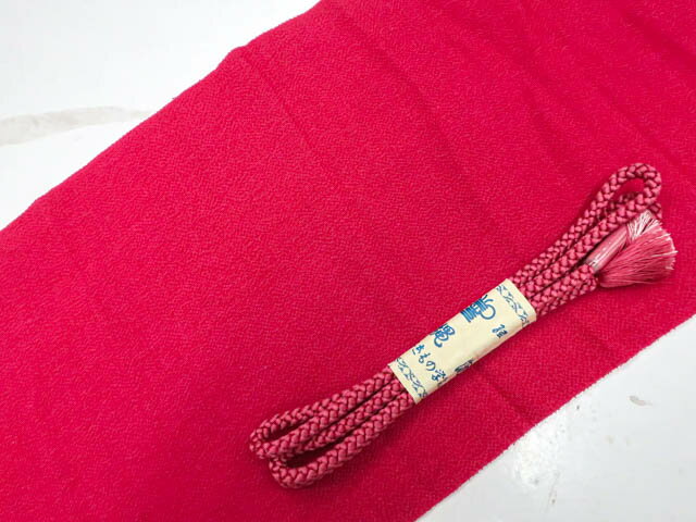 寸法　品質 素材：正絹 色　：濃いピンク ■サイズ 帯締め 長さ：M サイズ ◆帯締め Mサイズ・・約145cm以上◆ ◆帯締め Lサイズ・・約180cm以上◆ ◆帯揚げ ・・生地幅 約28cm以上◆ 　　　　　 ※リサイクル商品ですので、記載しております。 ※中古の商品だという点を御理解の上、ご入札くださいますようお願い申し上げます。 ※商品画像につきましては、パソコンの機種・モニターなどにより、現品と色の違いが出る場合があります。 ※詳細は商品画像にてご確認ください。 商品説明 リサイクル商品としては綺麗な状態のお品物です。 撮影：小山　検品：北川　画像：野阪　入力：松田【仕立て上がり 和服 アウトレット リサイクル着物 通販 アイディーネット きもの】リサイクル着物 和装小物 帯締め帯揚げセット 丸組 ちりめん 帯締 帯揚 25w07-8508
