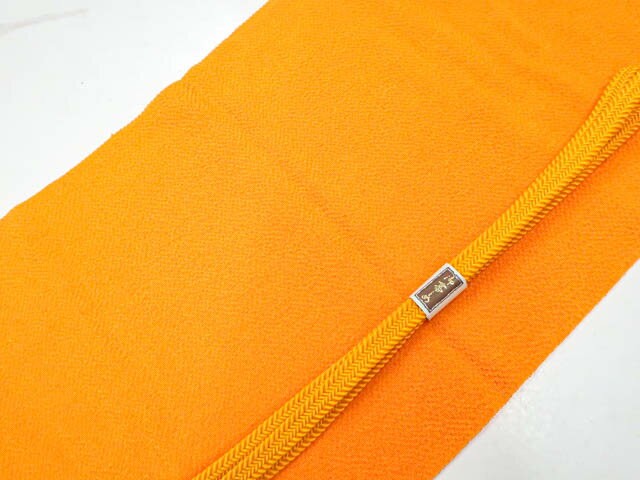 寸法　品質 素材：正絹 色　：橙 ■サイズ 帯締め 長さ：M サイズ ◆帯締め Mサイズ・・約145cm以上◆ ◆帯締め Lサイズ・・約180cm以上◆ ◆帯揚げ ・・生地幅 約28cm以上◆ 　　　　　 ※リサイクル商品ですので、記載しております。 ※中古の商品だという点を御理解の上、ご入札くださいますようお願い申し上げます。 ※商品画像につきましては、パソコンの機種・モニターなどにより、現品と色の違いが出る場合があります。 ※詳細は商品画像にてご確認ください。 商品説明 リサイクル商品でございますので帯揚げに点しみがございますが、ご使用いただけるかと存じます。 撮影：小山　検品：小山　画像：野阪　入力：松田【仕立て上がり 和服 アウトレット リサイクル着物 通販 アイディーネット きもの】リサイクル着物 和装小物 帯締め帯揚げセット 平組 ちりめん 帯締 帯揚 25w07-8518