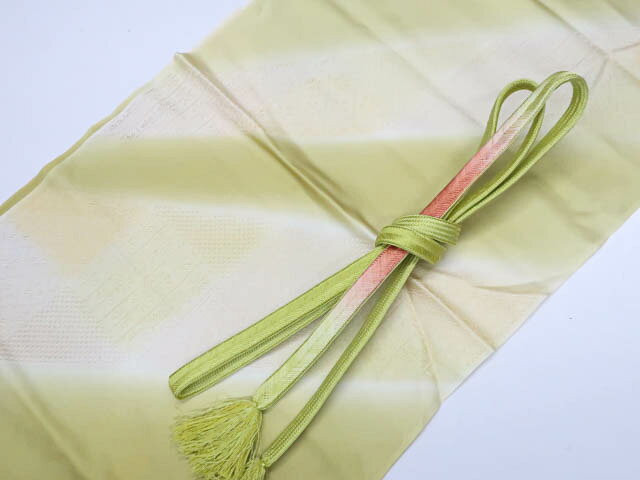 寸法　品質 素材：正絹 色　：抹茶 ■サイズ 帯締め 長さ：M サイズ ◆帯締め Mサイズ・・約145cm以上◆ ◆帯締め Lサイズ・・約180cm以上◆ ◆帯揚げ ・・生地幅 約28cm以上◆ ※リサイクル商品ですので、記載しております。 ※中古の商品だという点を御理解の上、ご入札くださいますようお願い申し上げます。 ※商品画像につきましては、パソコンの機種・モニターなどにより、現品と色の違いが出る場合があります。 ※詳細は商品画像にてご確認ください。 商品説明 リサイクル商品のため、ヨレがございますが、ご使用頂けると存じます。 撮影：小山　検品：北川　画像：松田　入力：野阪【仕立て上がり 和服 アウトレット リサイクル着物 通販 アイディーネット きもの】リサイクル着物 和装小物 帯揚げ帯締めセット 帯揚 帯締 唐織 丹後ちりめん 大和組 25w07-9555